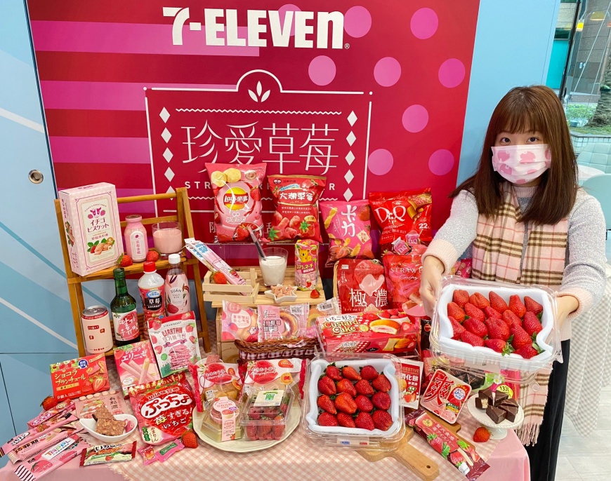 小7推出百款草莓系列商品,還有草莓鮮果盒(圖/業者提供)