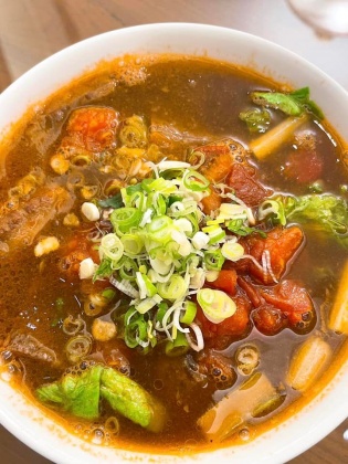 杜汶澤夫婦也點了一碗1500元的蕃茄牛肉麵。（圖／翻攝自杜汶澤臉書）