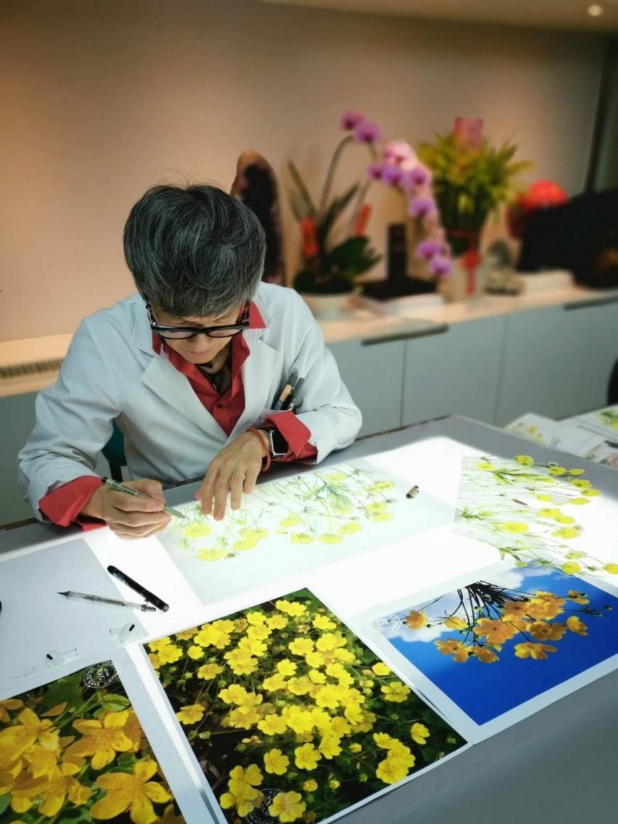 方國強設計師繪製刺繡圖案設計稿。圖片提供／Khieng ATELIER