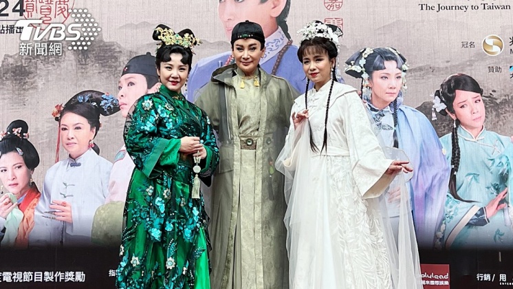 陳亞蘭(中)與《嘉慶君遊臺灣》兩位女主角林佩儀(左)、陳怡真有感情線。(圖/欣湉國際提供)