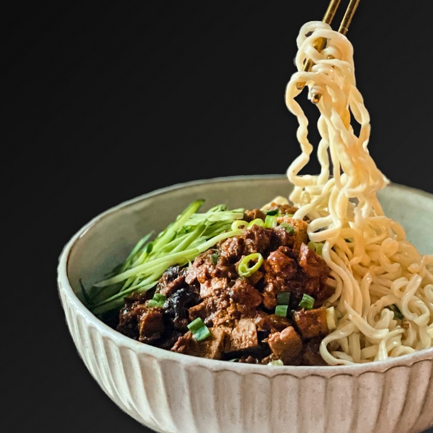 阿舍食品推出流星炸醬麵。（圖／業者提供）