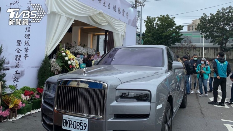 林崑海靈堂出現勞斯萊斯名車。(圖/TVBS)
