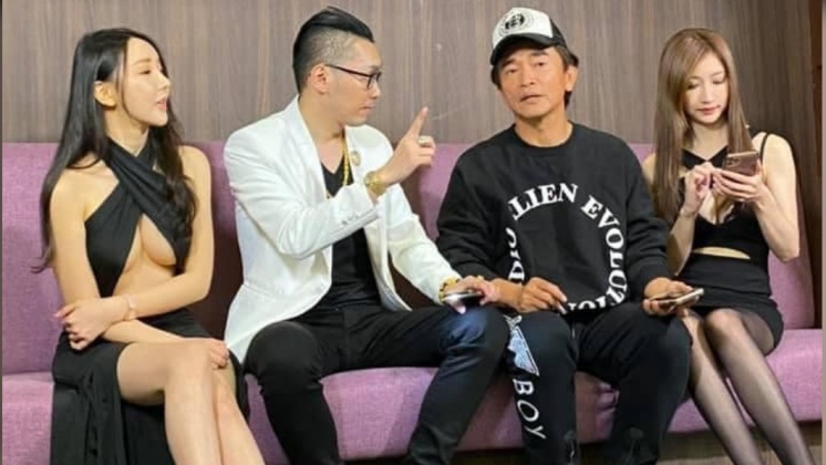 連千毅預告合體吳宗憲時,曬出有辣妹坐在旁邊的照片。(圖/翻攝自連千毅臉書)