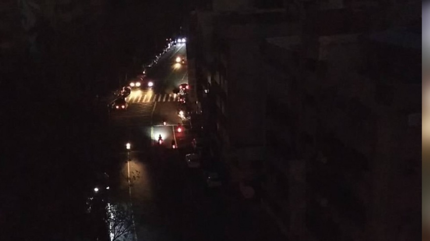 當天直到晚間高雄街頭尚未復電。(圖/翻攝自臉書黃捷 高雄市議員)