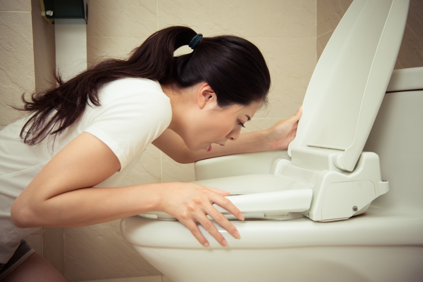 人妻嚇得立刻跑到廁所吐掉。(示意圖/shutterstock 達志影像)