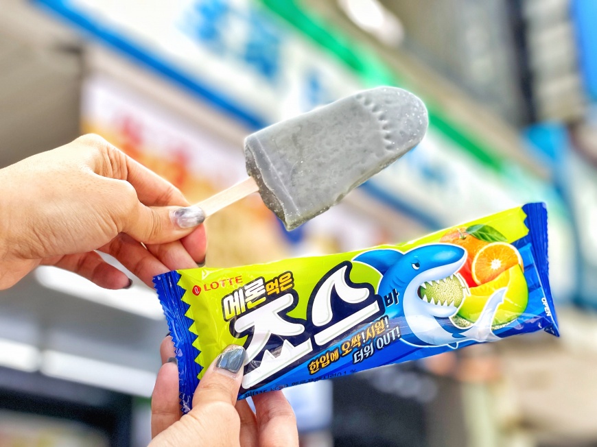 超商推出韓國熱銷「JAWS鯊魚哈密瓜夾心冰棒」。（圖／業者提供）
