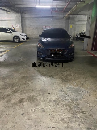 有網友分享三寶車主竟直接把把車停在車道上。(圖/翻攝自爆怨公社)