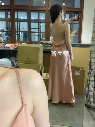 雞排妹試新衣沒穿內衣。（圖／翻攝自鄭家純臉書）