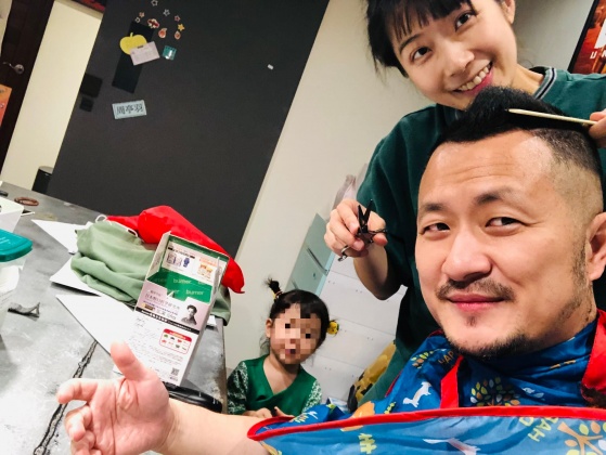 九把刀在女兒生日這天宣布老婆懷第二胎的喜訊。(圖/翻攝自九把刀臉書)