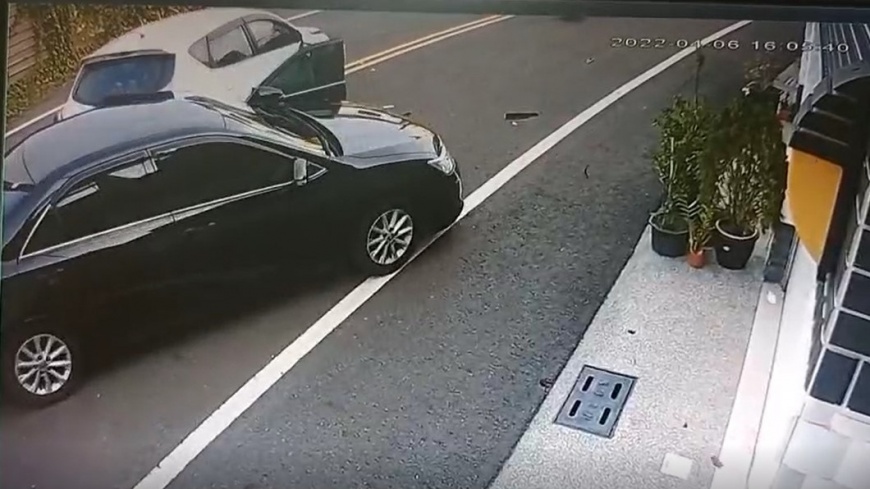 白車瘋狂倒車撞駕駛座。(圖/翻攝自記者爆料網)