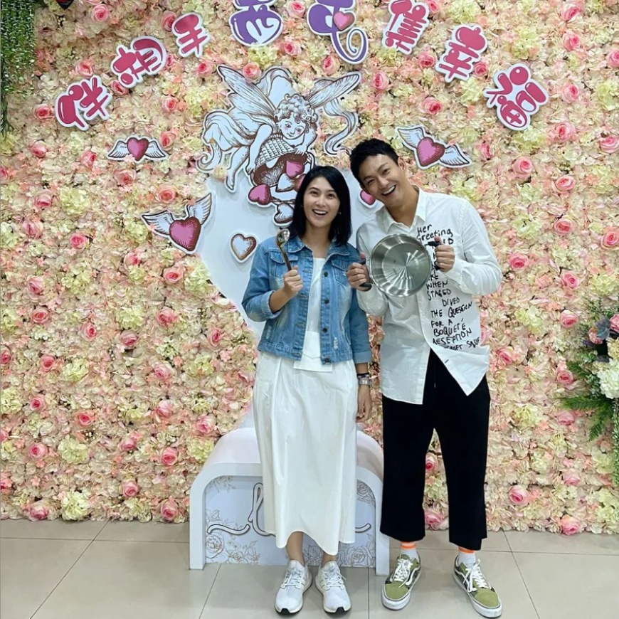 威廉和卓君澤登記結婚。（圖／翻攝自威廉臉書）