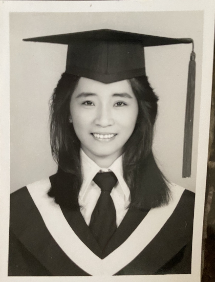 李貴敏就讀政大時就留著一頭長髮,畢業照笑容洋溢。(圖/李貴敏提供)