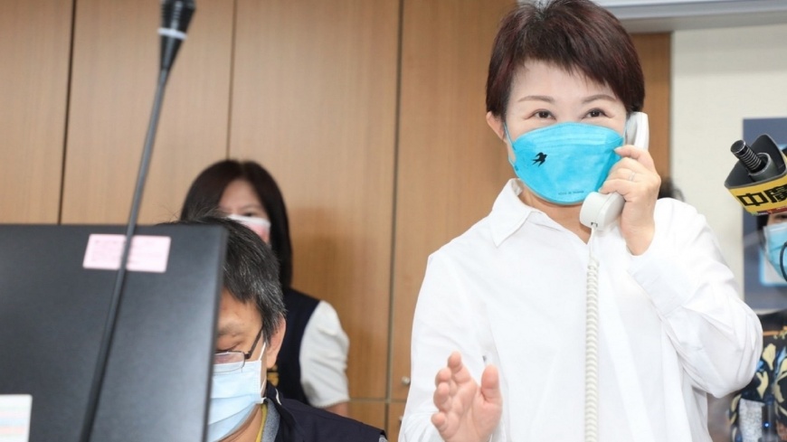 盧秀燕視察居家照護中心 化身電話關懷人員