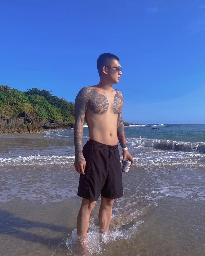 鳳梨曬出一張過往赤裸上半身站在海邊的照片。(圖/翻攝自鳳梨 吳泓逸臉書)