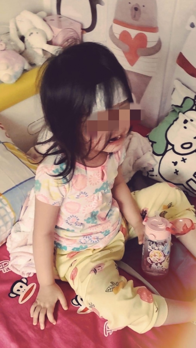 馬力歐太太劉恩忻曬出女兒生病大哭的模樣。(圖/翻攝自蜜媽能力有限公司臉書)