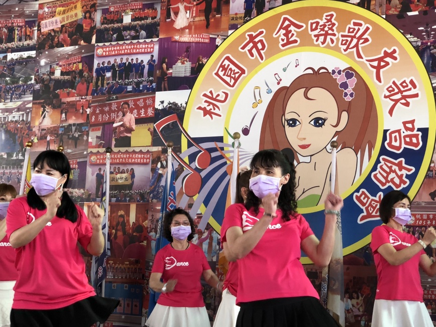 疫後重生3/(獨)金嗓歌友會揭秘!千人跨年宴遭抨擊 會長:從此徹夜難眠