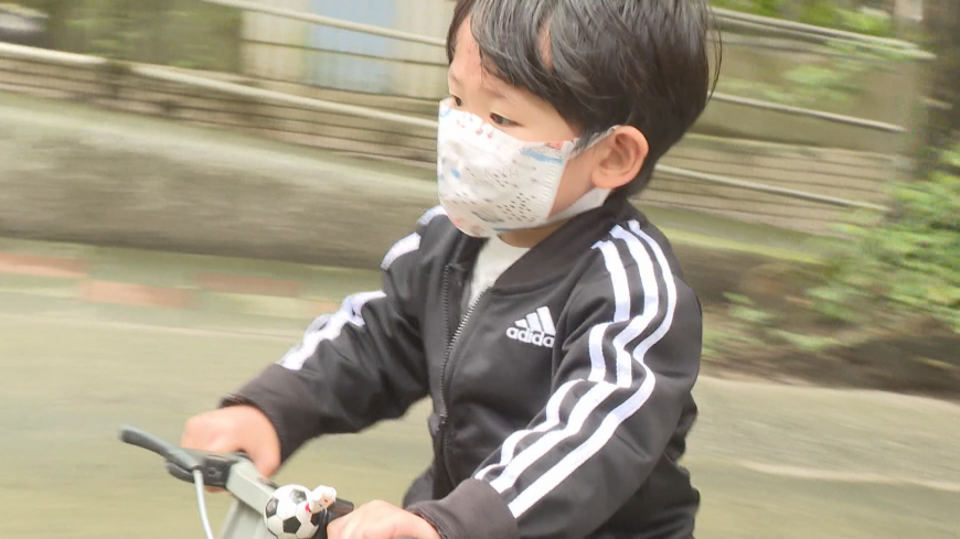 2歲半的恒恒因年紀小無法接種疫苗,讓家長格外憂心。(圖/TVBS)