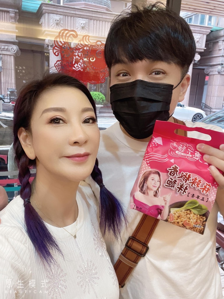 楊繡惠曬出許志豪來買麵的照片，直呼我何德何能。（圖／翻攝自楊繡惠臉書）