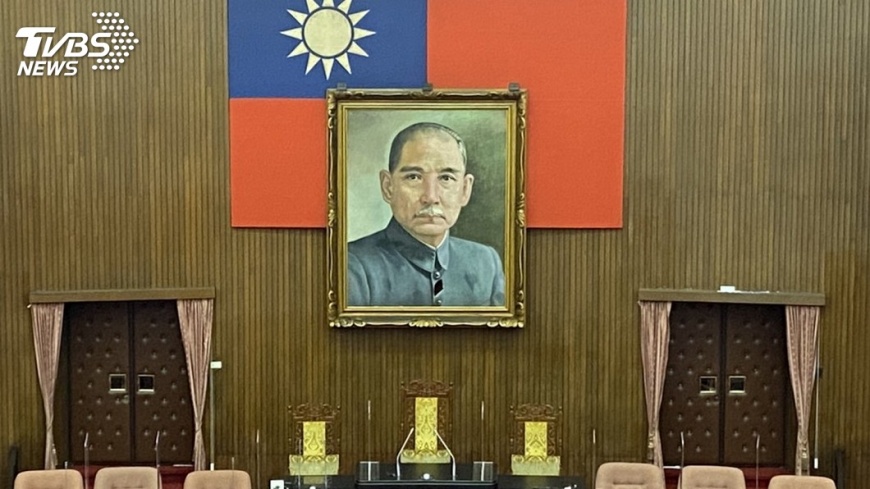 ＂歷史的洞＂修復鑑價逼近百萬! 立院國父遺像畫家原來是他...