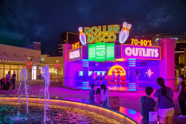 二期廣場「Roller-Disco搖擺迪斯可」舞廳中央的多彩保齡球牆,致敬70-80s保齡球館經典場景