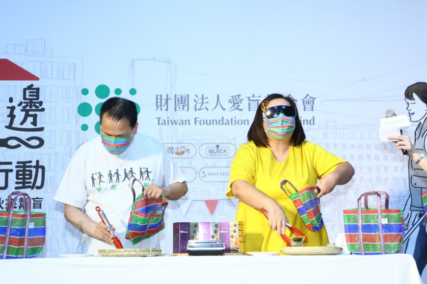 麗彤生醫代言人鍾欣凌,大膽蒙眼挑戰盲測葉黃素飲