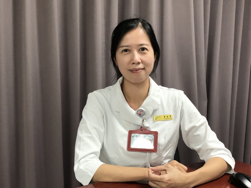 桃園醫院急診醫學部護理科護理長黃欣萍接下落地採檢的工作。(圖/TVBS)