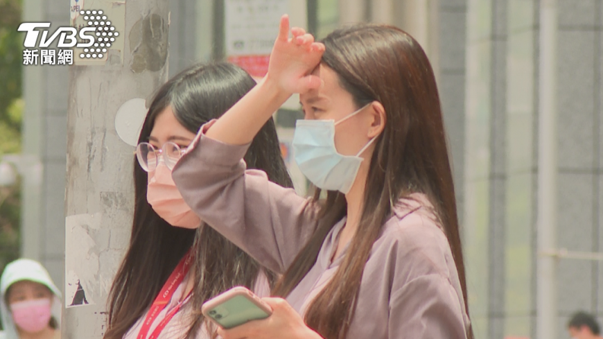 近日天氣炎熱，醫師提醒最常見的中暑原因是「冷氣房」。（圖／TVBS）