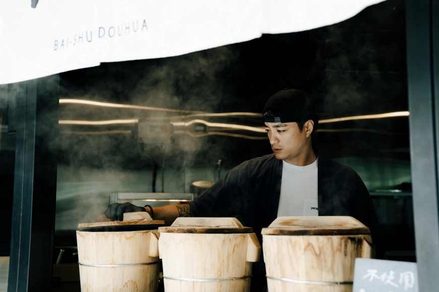 每日開店、磨豆、做豆花,台北白水豆花主理人成益雖然生活忙碌,卻感到開心滿足。