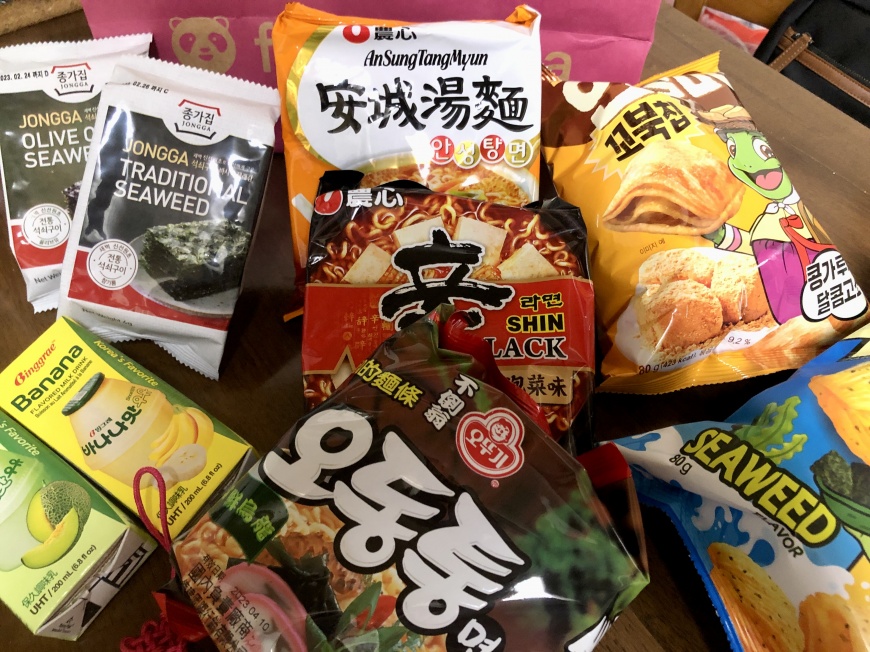 民眾透過外送即可買到多款韓國熱銷泡麵、零食。(圖／TVBS）