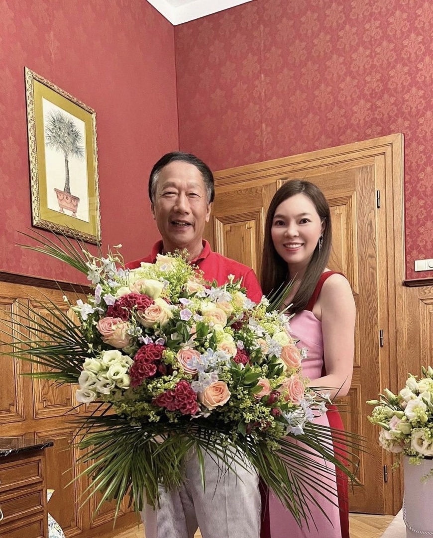 曾馨瑩和郭台銘慶祝結婚14週年紀念。（圖／翻攝自曾馨瑩IG）