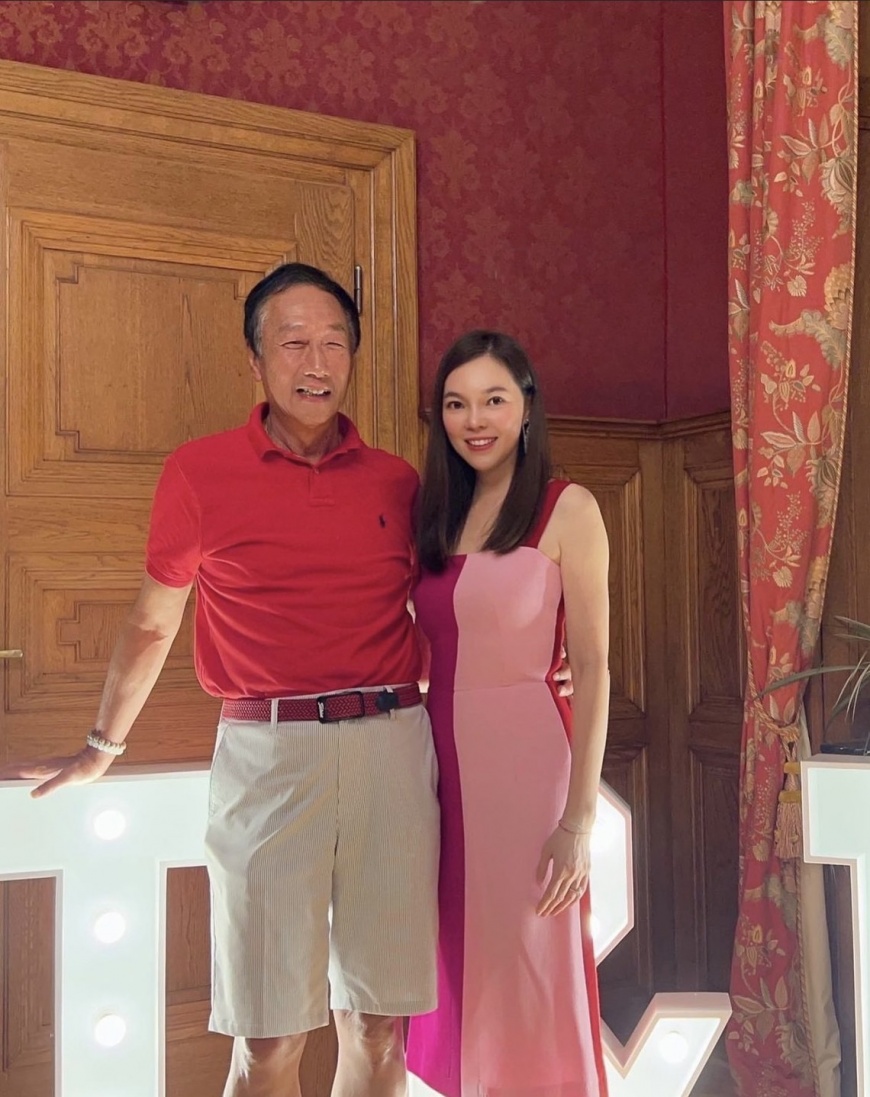 曾馨瑩和郭台銘慶祝結婚14週年紀念。（圖／翻攝自曾馨瑩IG）