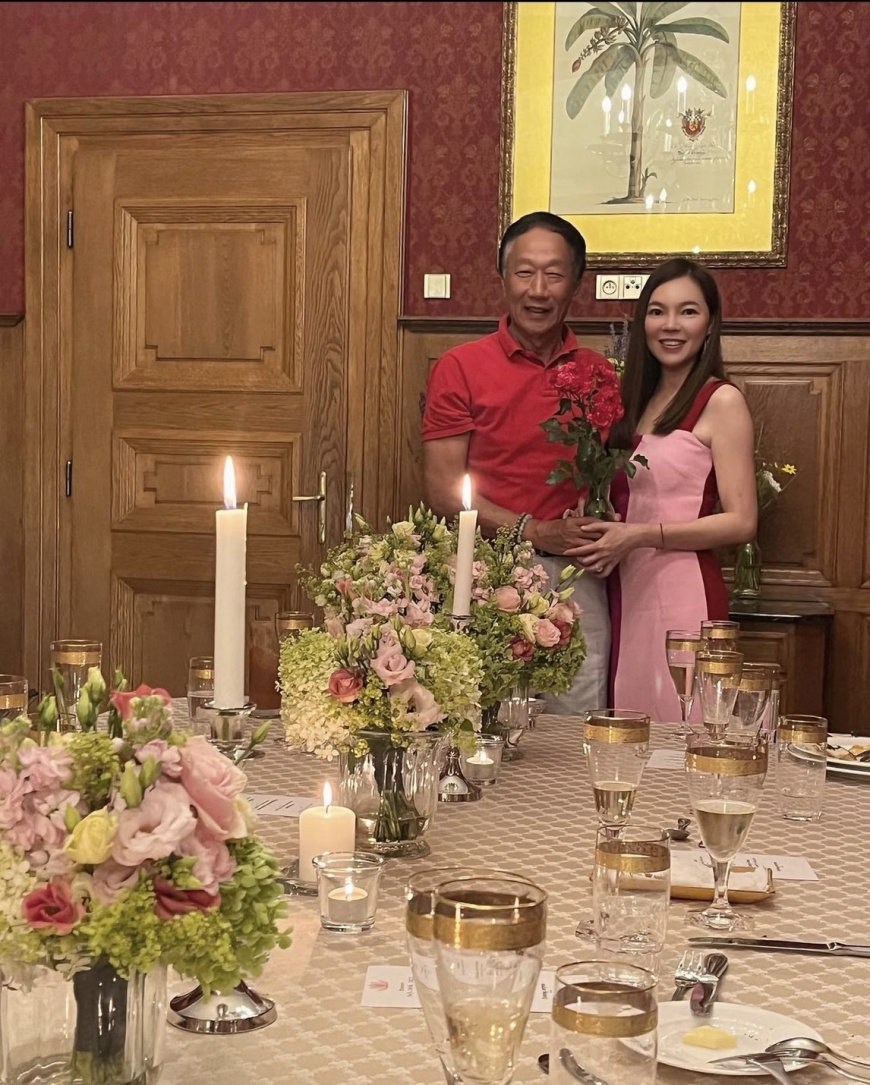曾馨瑩和郭台銘慶祝結婚14週年紀念。（圖／翻攝自曾馨瑩IG）