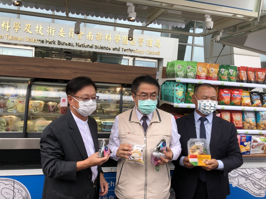台南市長黃偉哲、全家總經理薛東都(右)與聯華電子榮譽副董事長宣明智合影。(圖/TVBS)
