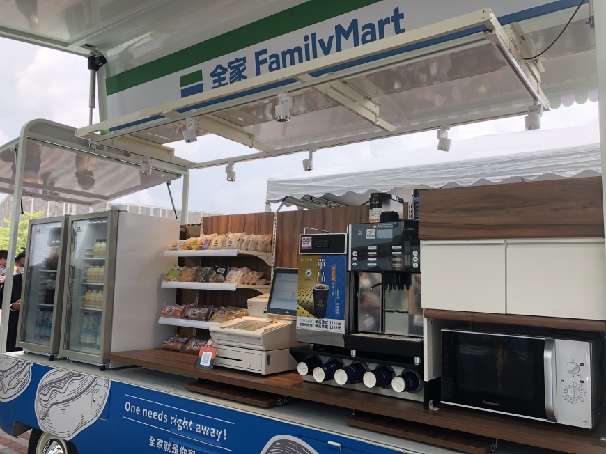 FamiMobi車內提供近百個品項,包含現作熟食咖啡、東南亞餐食等。(圖/TVBS)