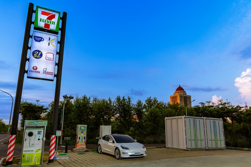 循環經濟!超商「資源回收機」 丟電池、寶特瓶換購物金