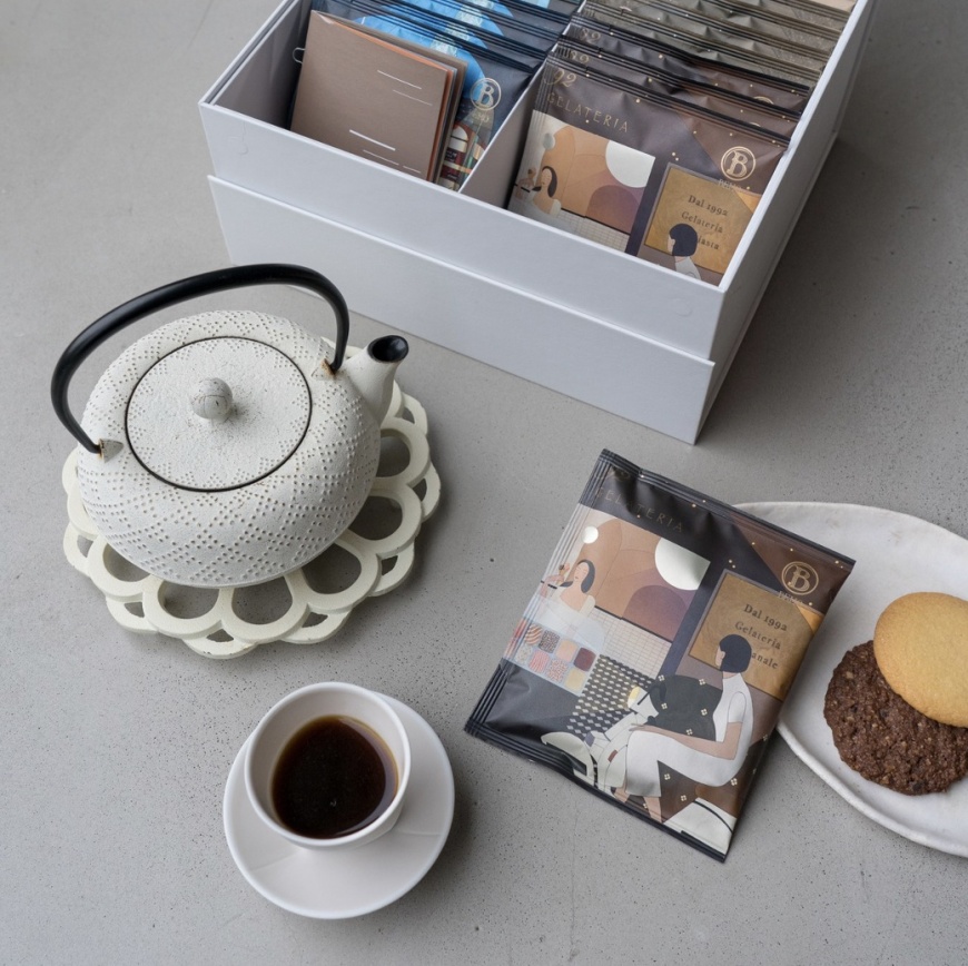 BEMO Café顛覆業界框架,獨家首創的「壺泡咖啡」沖法,以東方泡茶形式為人們帶來精品咖啡的全新演繹。