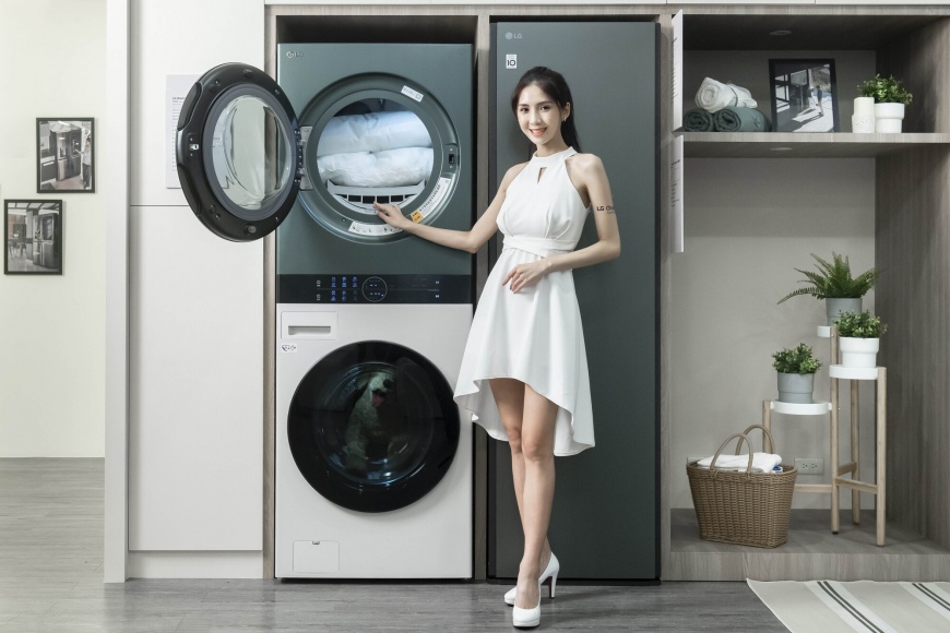 LG WashTowerTM AI智控洗乾衣機Objet Collection®跳脫一般洗衣機的黑白灰設計,溫潤的雪霧白與石墨綠撞色搭配,靈感源於自然的色彩,使人心曠神怡巧妙融入居家空間設計。