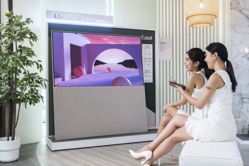 備受注目的LG OLED Objet Collection®,採用 65 吋 OLED面板,支援傾斜5度或零間隙安裝法,如同家中擺上一幅畫,讓電視成為一件藝術品。