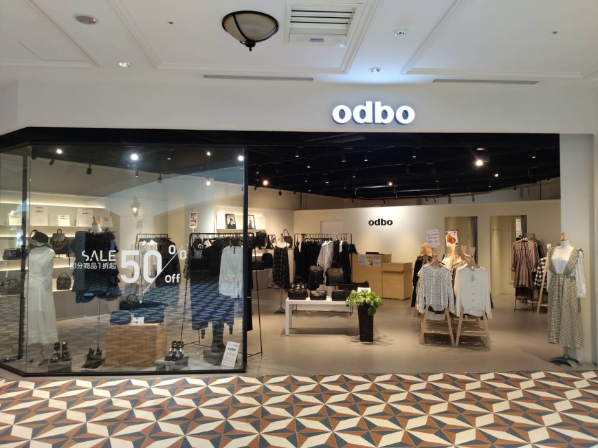 「odbo」擅長運用簡潔的線條結合不對稱、不規則的剪裁方式設計時尚且獨特的服飾