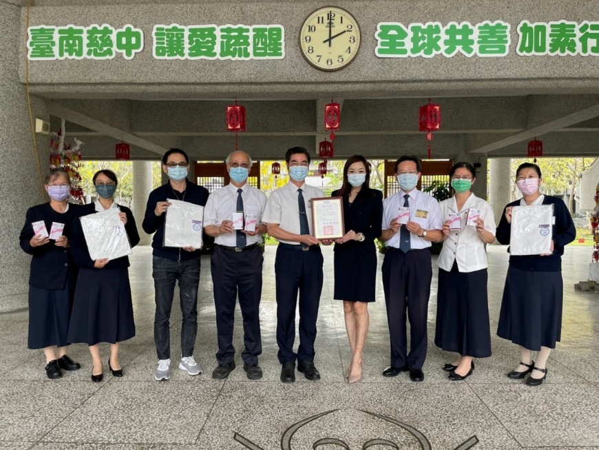 ▲愛爾麗集團執行長劉怡萱(右四)代表，為台南私立慈濟高中捐贈防疫物資。圖／愛爾麗集團提供