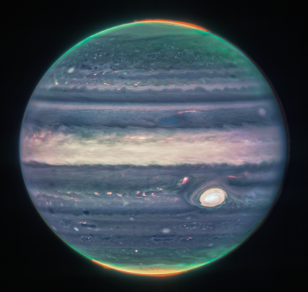 照片中可以清楚木星夢幻的南北極光和最顯眼的「大紅斑」。(圖/翻攝自NASA)