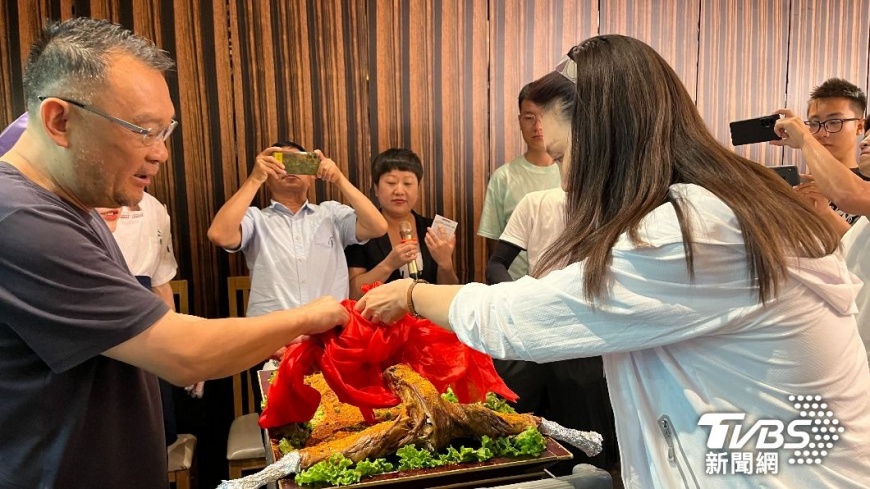 寧夏烤全羊 上桌前先剪綵、祝賀詞 儀式感滿滿（圖／TVBS）