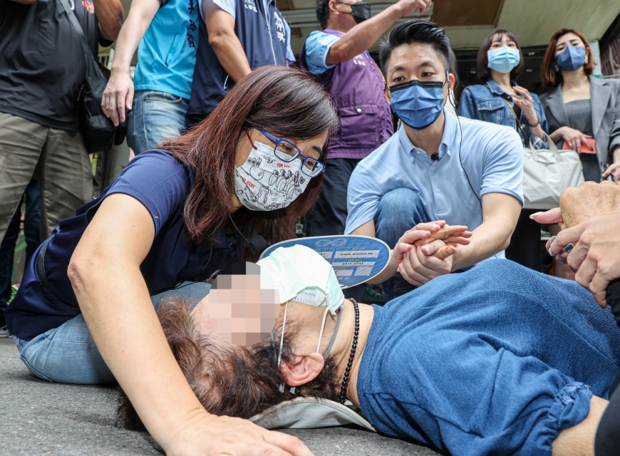 還原蔣萬安拜票 人潮推擠阿嬤受傷 林奕華:已平安出院
