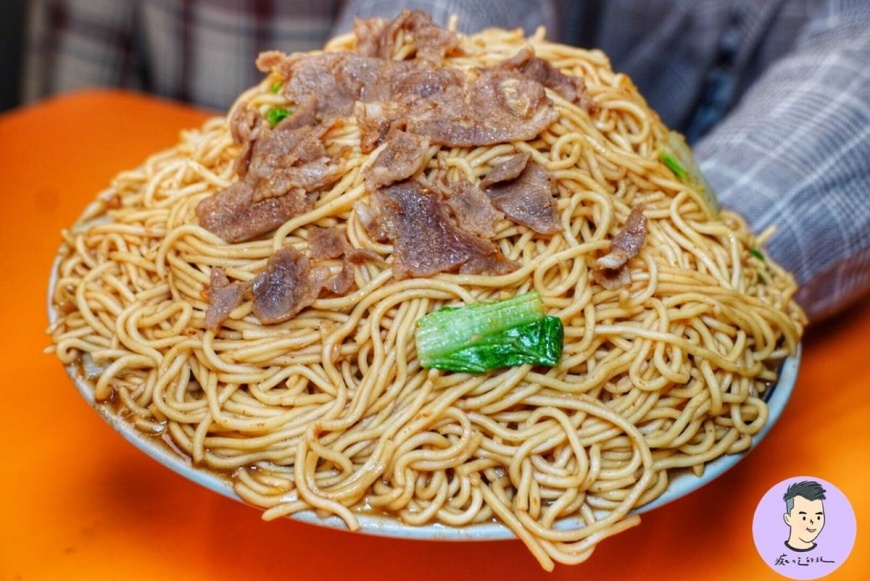 巨無霸羊肉炒麵價錢超便宜佛心,多人分享也能吃很飽。(圖/痴吃的玩)