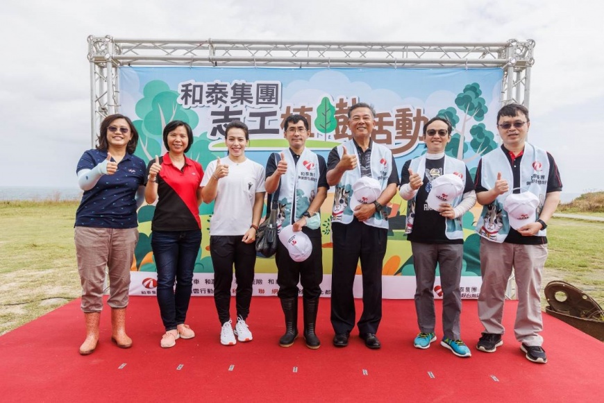 和泰集團展開植樹行動，守護台灣美麗的海岸線 (左起為慈心有機農業發展基金會 程禮怡總監、海洋科技博物館 陳素芬館長、TOYOTA贊助選手舉重女神-郭婞淳、和泰集團永續發展委員會 黃文瑞召集人、和泰汽車管理本部 劉松山本部長、TOYOTA車輛營業本部 劉傳宏本部長、韓志剛協理)