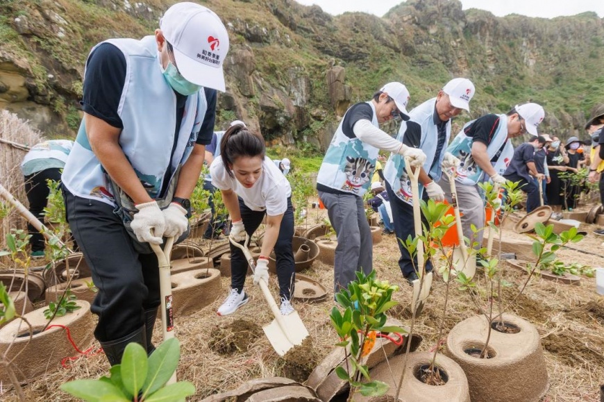 和泰集團同仁9/20於基隆環保復育公園志工植樹，達成保護台灣海岸林與減碳的目標