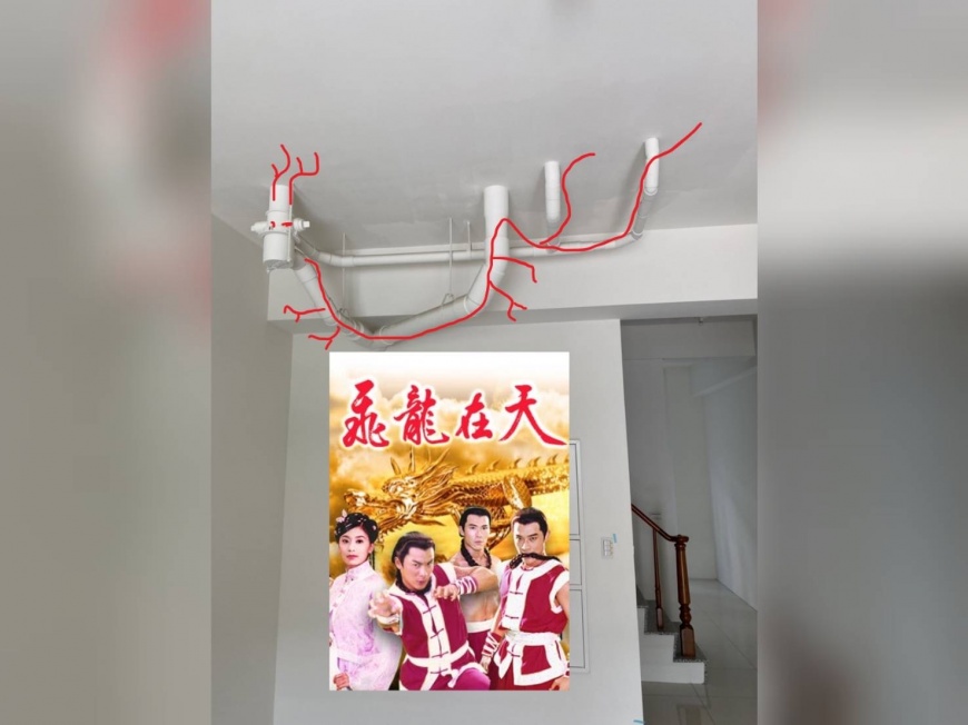客廳布滿管線被原PO覺得像飛龍在天。(圖/翻攝自靠北建商2.0臉書)