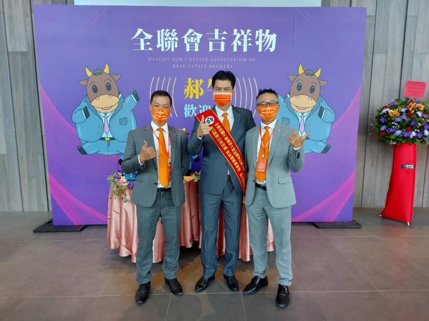 台灣房屋東湖加盟店許兆承(中)獲金仲獎表揚。(圖／台灣房屋提供)