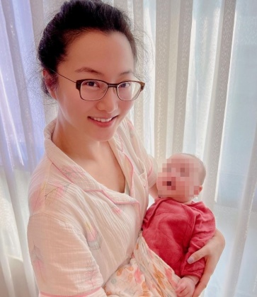 趙小僑無微不至照顧愛女。（圖／翻攝自趙小僑臉書）