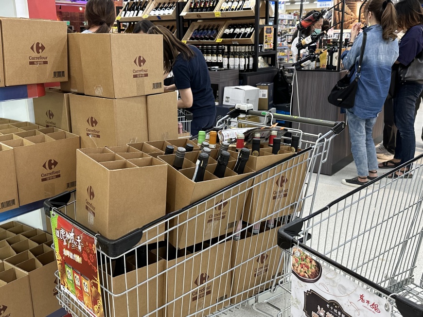 民眾搶買葡萄酒。(圖/許稚佳攝)